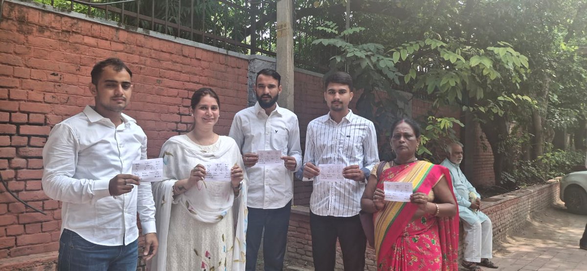 DUSU चुनाव में <a href="/nsui/">NSUI</a> पैनल के समर्थन में रामजस कॉलेज पर महिला कांग्रेस जिलाध्यक्ष श्रीमती <a href="/Priyajayant1/">PriyaJayant</a>
व अन्य कार्यकर्ता।
#HumBadlengeDU 
#NSUI 
#5225