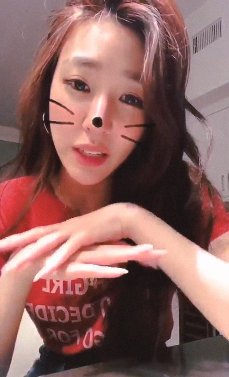 ty__hearts's tweet image. could she be any hotter???