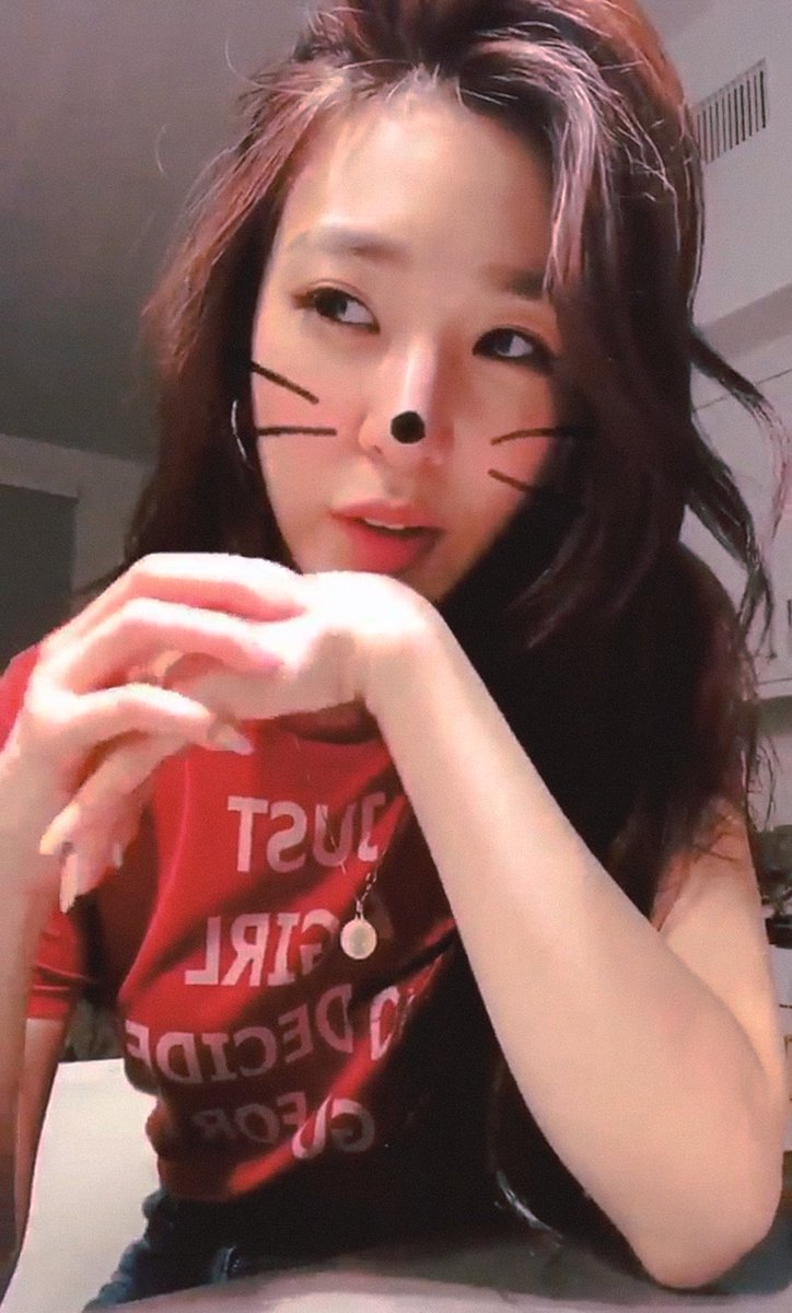 ty__hearts's tweet image. could she be any hotter???