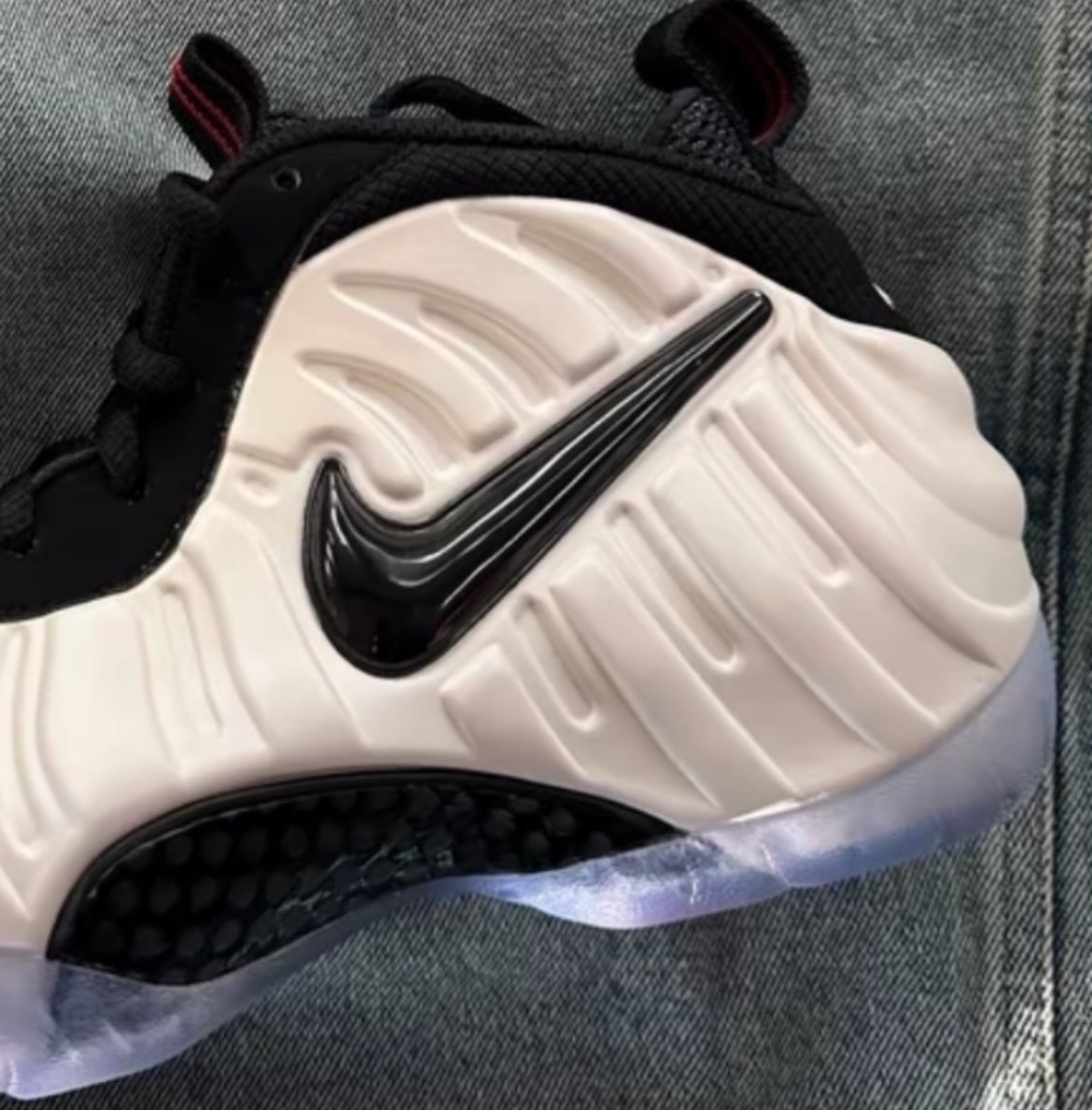 JustFreshKicks's tweet image. FIRST LOOK: 2025 “Pearl” Nike Air Foamposite Pro OG 👀🔥

🗓️ Holiday 2025
💰 $240