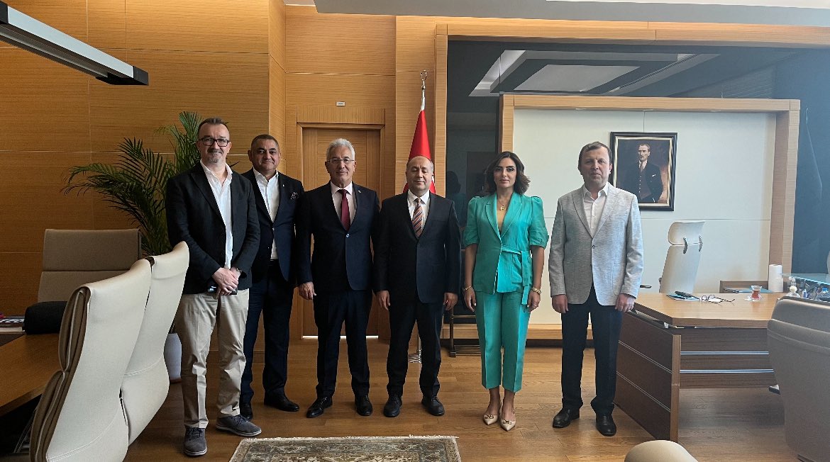 EPDK Enerji Dönüşüm Dairesi Başkanı Sayın Dr . İbrahim Öz 'ü 17 Eylül Çarşamba günü makamında ziyaret ederek,  sektöre dair fikir alışverişinde bulunduk. Değerli Başkanımıza nezaketli ev sahipliği için teşekkürlerimizi sunar, yeni görevinde başarılar dileriz. 
#EA #Renewable