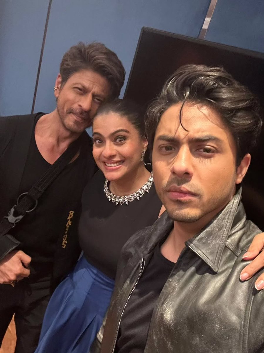 teamsrkfc's tweet image. Lovely pictures of Kajol with King Shah Rukh Khan and family from The Ba***ds of Bollywood Premiere backstage 😍❤️

#Kajol #ShahRukhKhan #GauriKhan #AryanKhan #SuhanaKhan #TheBadsOfBollywood