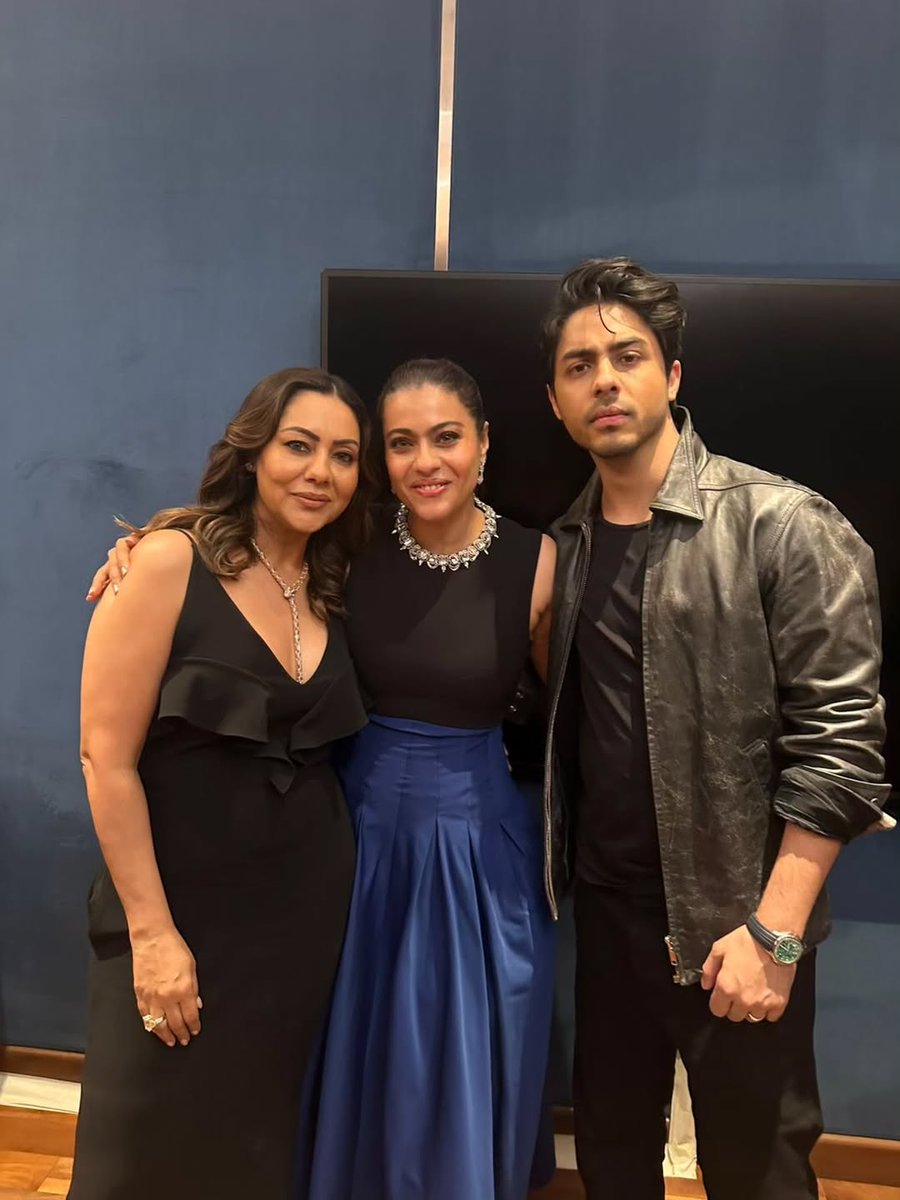 teamsrkfc's tweet image. Lovely pictures of Kajol with King Shah Rukh Khan and family from The Ba***ds of Bollywood Premiere backstage 😍❤️

#Kajol #ShahRukhKhan #GauriKhan #AryanKhan #SuhanaKhan #TheBadsOfBollywood