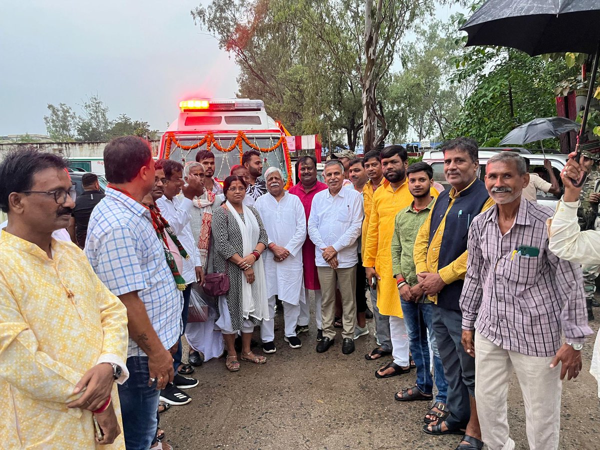 vishnumppalamu's tweet image. यहां के लोगों के द्वारा काफी दिनों से मांग की जा रही थी। जनता की कठिनाइयों को देखते हुए गढ़वा जिला सदर अस्पताल को एडवांस लाइफ सपोर्ट सिस्टम एम्बुलेंस प्रदान किया। #Garhwa #AmbulanceService #AdvancedLifeSupport #Healthcare #PublicService #MPFund