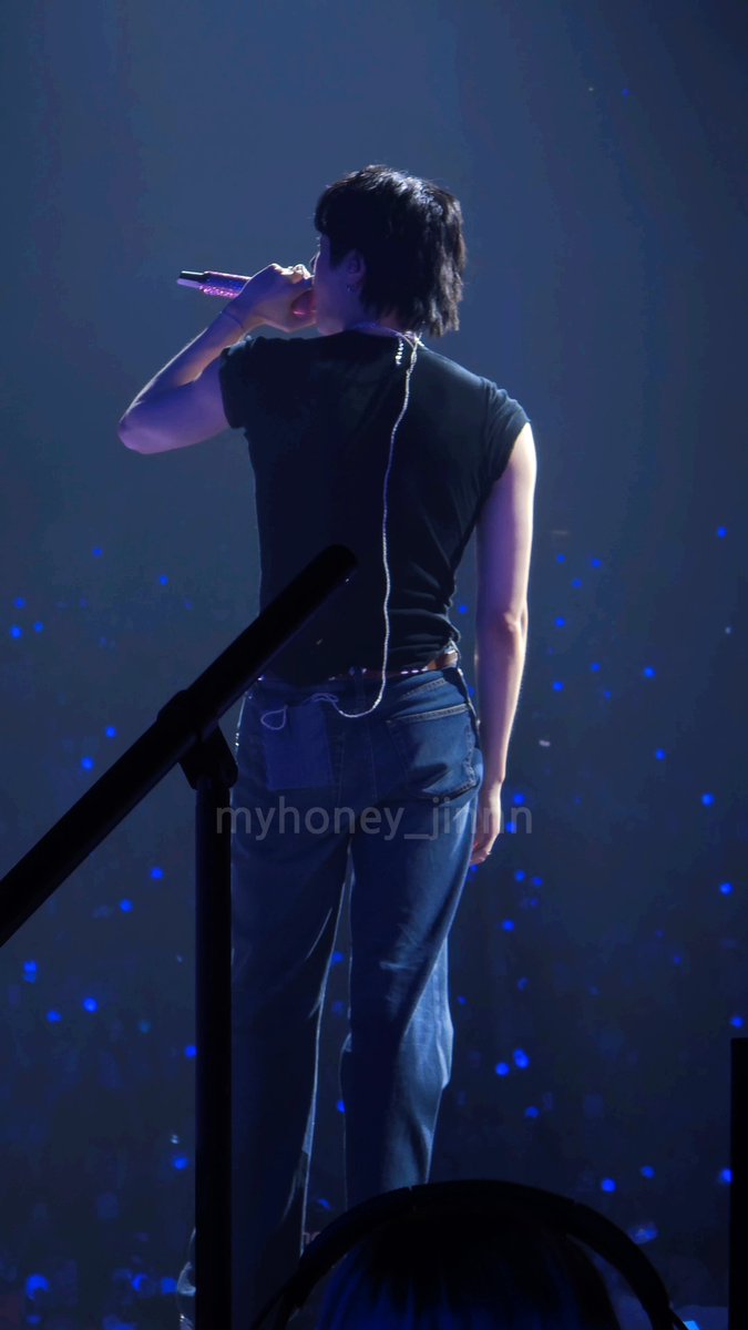 투어하는동안 석진이 뒷모습 많이 봤는데 너무 든든함 우리팀 대장이 김석진이라 진짜 좋앙🫂