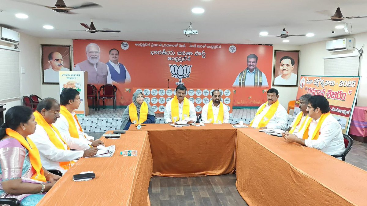 satyakumar_y's tweet photo. విజయవాడలోని పార్టీ రాష్ట్ర కార్యాలయంలో నిర్వహించిన @BJP4Andhra  శాసనసభా పక్ష సమావేశంలో పార్టీ రాష్ట్ర అధ్యక్షులు శ్రీ @MadhavBJP గారు, శాసన మండలి డిప్యూటీ చైర్​ పర్సన్ శ్రీమతి జకియా ఖానమ్ గారు, శాసనసభా పక్ష నేత శ్రీ పి.విష్ణుకుమార్ రాజు గారు, పార్టీ ప్రజాప్రతినిధులతో కలసి పాల్గొన్నాను. అసెంబ్లీ వర్షాకాల సమావేశాలు ప్రారంభం సందర్భంగా ఉభయ సభల్లో అనుసరించాల్సిన వ్యూహాలపై ఈ సందర్భంగా చర్చ జరిగింది.
#assembly #శాసనమండలి #శాసనసభ #అసెంబ్లీవర్షాకాలసమావేశాలు