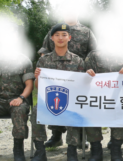 v_v_s98's tweet photo. 군복 입고 오랜만에 보는 모습이 정말 든든해요><
언제나 응원할게요 ！
#영광 #배너 #안영준 #ヨングァン https://t.co/Gq0iGu7cy7