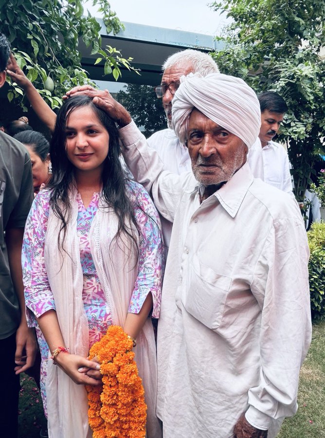 छात्र ही ताक़त – छात्र ही आवाज़ 🎓
दिल्ली यूनिवर्सिटी को चाहिए नया अंदाज़ ✌️

#DUSU_मांगे_उमांशी_लाम्बा
<a href="/Umanshilamba001/">Umanshi Lamba</a>
<a href="/misikaRLD/">Adv. Mishika Deshwal</a> <a href="/ImSoniya24/">Soniya Deshwal</a> <a href="/JatSaroj6828/">Saroj Jat</a> <a href="/Queen_sonu01/">Queen sonu</a> <a href="/SapnaTatu/">Sapna Tatu</a> <a href="/Saroj302/">Saroj Chaudhary</a> <a href="/Anitachoudhary0/">Anita Choudhury</a> @Miss_Choudhary0 <a href="/SSaritacha42388/">choudhary_saru</a> <a href="/manupadra88/">manu choudhary</a> <a href="/AnjuJhang/">Anju choudhary</a> <a href="/rajnishynr/">Rajnish</a>