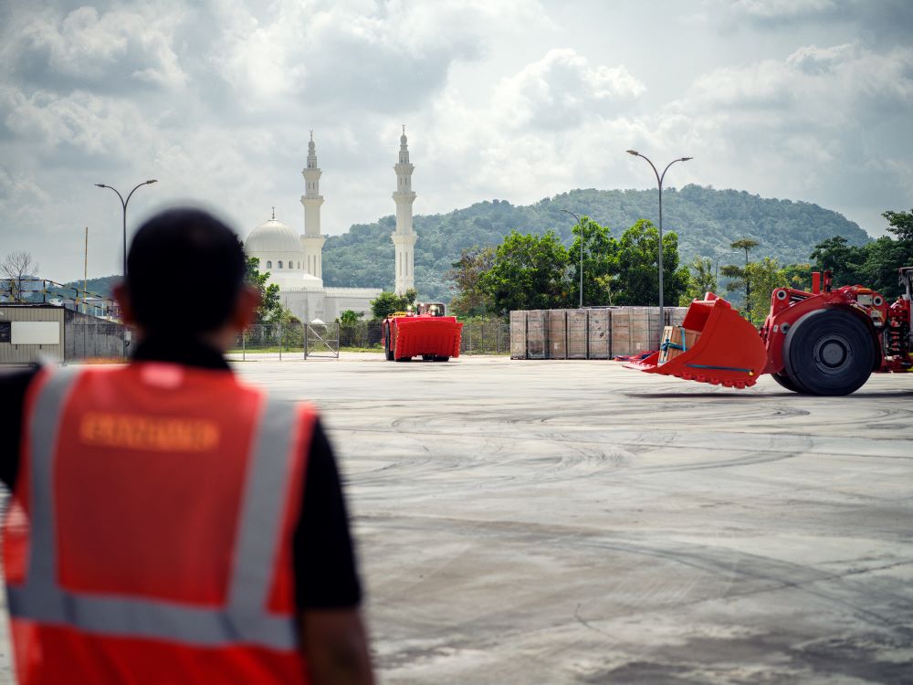 Earlier this month, IM had the chance to visit Sandvik Mining's new >8,000 sq.m load and haul production facility in Malaysia. Find out what we learned while touring the SEK350 million hub 👉 | tinyurl.com/3zmfz253 <a href="/Sandvik_Mining/">Sandvik Mining</a> #Seremban #miningequipment