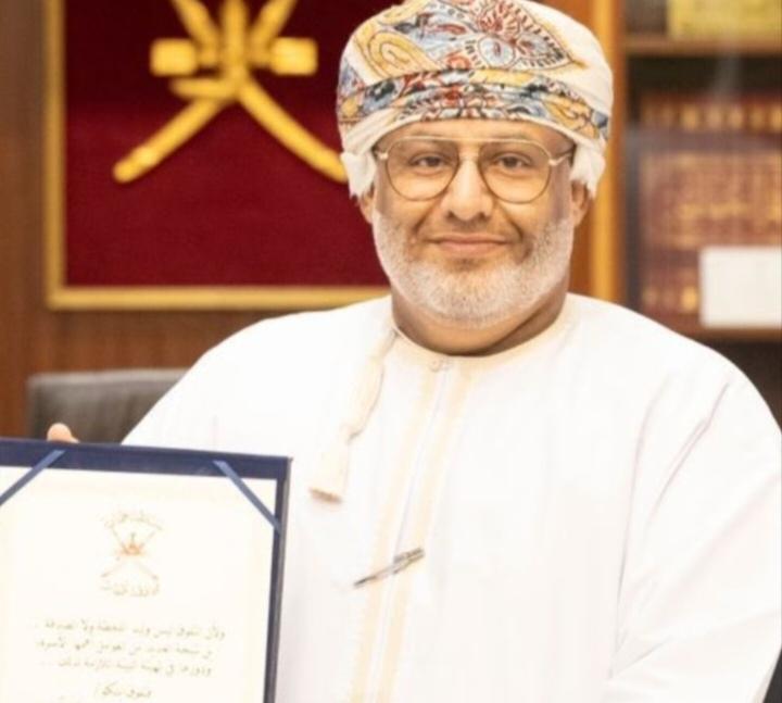 كلما أشتد به الألم زاده إيمانا وإحتسابا..نصف حياته قضاها متردْدا على دور العلاج ولم أره يوما إلا باسم الوجه..رغم مرضه الطويل كان محبا للتطوع ومشاركا بأعمال الخير..محفّزا وفاعلا أثناء تواجده بإدارة نادي ظفار..رحم الله السيد محمد بن عقيل آل إبراهيم وغفرله وأسكنه فسيح جناته..آمين🤲