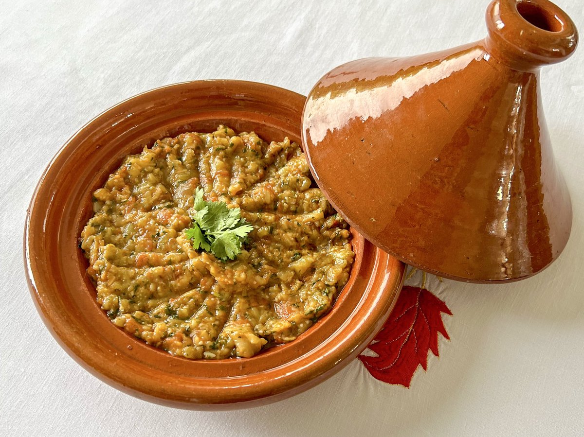 EmbassyCooking's tweet image. ナス美味しい今の時期に😋🍆
モロッコ大使館直伝🇲🇦 パンに合う🥖焼きナスとトマトのエキゾチックなペースト「ザアルーク」コリアンダーやクミン、ガーリックの食欲そそるスパイスで味付け♩ヘルシーで簡単！パンと一緒にワインのお供にいかがですか🍷
4人分
ナス6個
トマト4個
ニンニク4片…