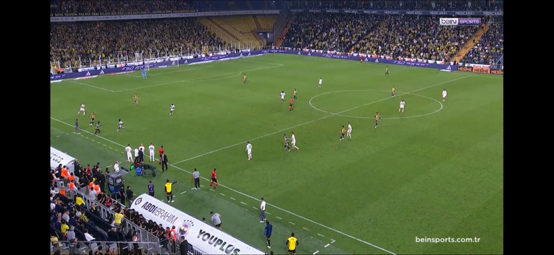 Herkes penaltıyı konuşuyor ama şurada ofsayt var mı yok mu göremedik. Yayıncı kuruluş tekrarını bile göstermedi. 

Pozisyonun devamında Alanyaspor Kalecisi Ertuğrul ceza sahası dışında topa elle müdahale etti. Net bir kırmızı kartı daha atladı Mira Aydın!