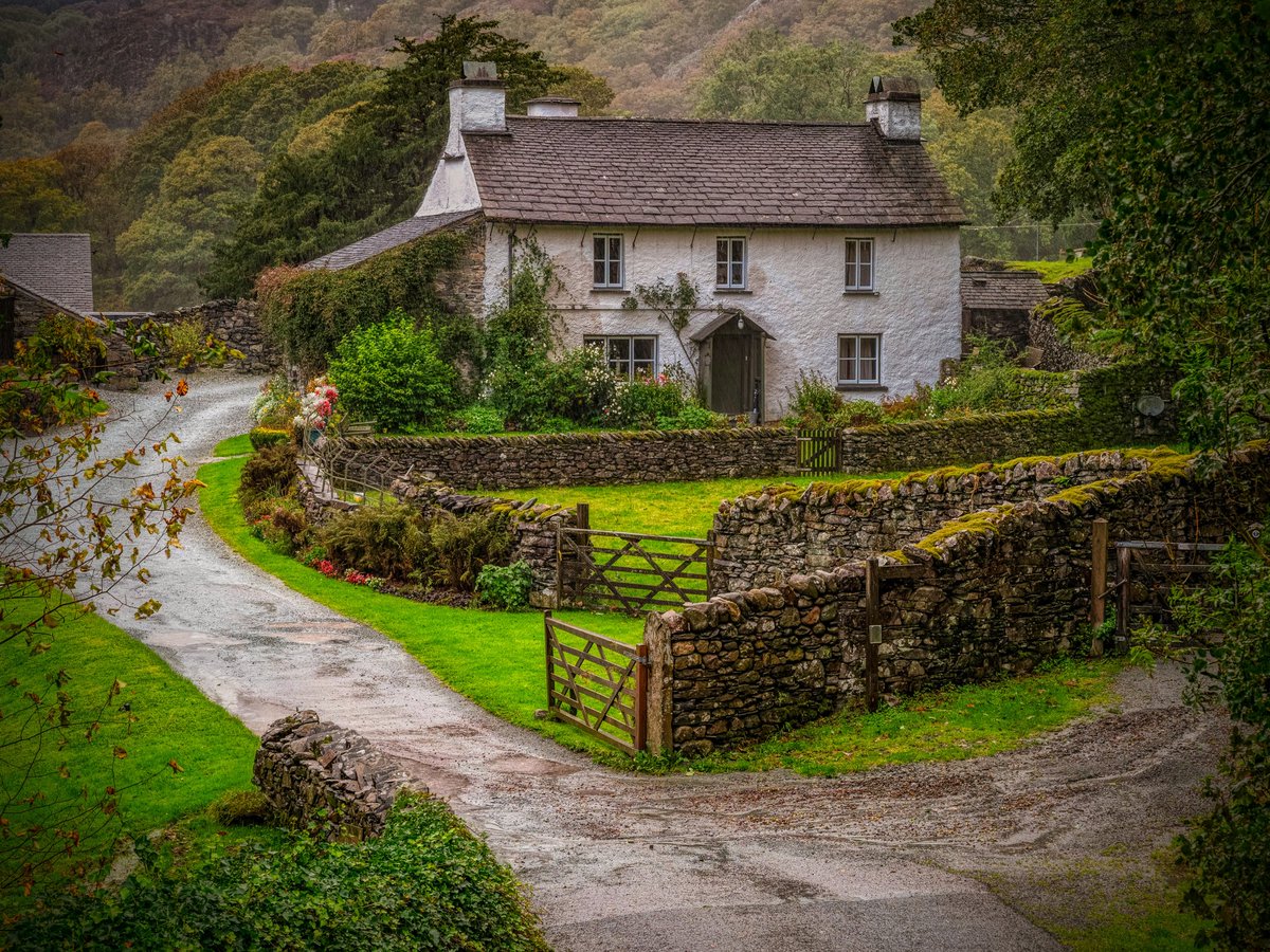 Morning everyone I hope you are well. Another wet day, but the 17th Century Yew Tree Farm still looks as splendid as ever. Previously owned by Beatrix Potter before she gifted it to the National Trust. Have a great day.

#LakeDistrict