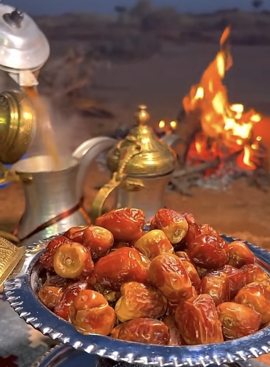 #الحياة 
ما تحلى إلا بوجود 
#الرفيق الطيّب 
اللي إذا كنت سعيد
 زادك بهجة 
وإذا كنت حزين
 بذل كل جهده 
ليرسم البسمة
 على محيّاك،
رفيق واقف معك 
في السرّاء والضرّاء 
ان هلّت عليك الأيام 
بالافراح والعطايا
 شارك فرحتك 
وأن ضاقت بك دنياك 
تلقاه واقف معك 
ويحاول يخفف عنك ..✨