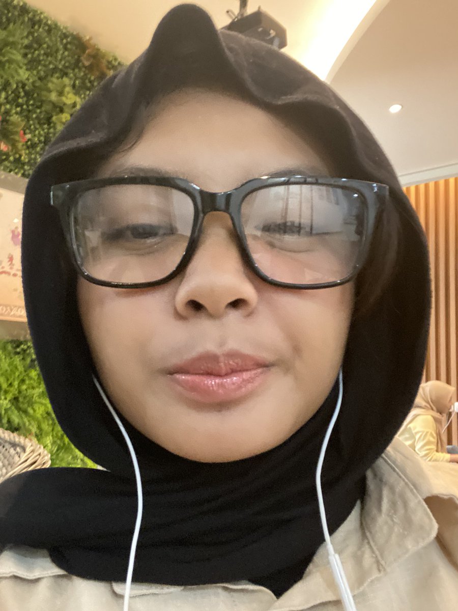 pendosainter's tweet image. sedang mendengarkan musisi BI ituh *tylergay