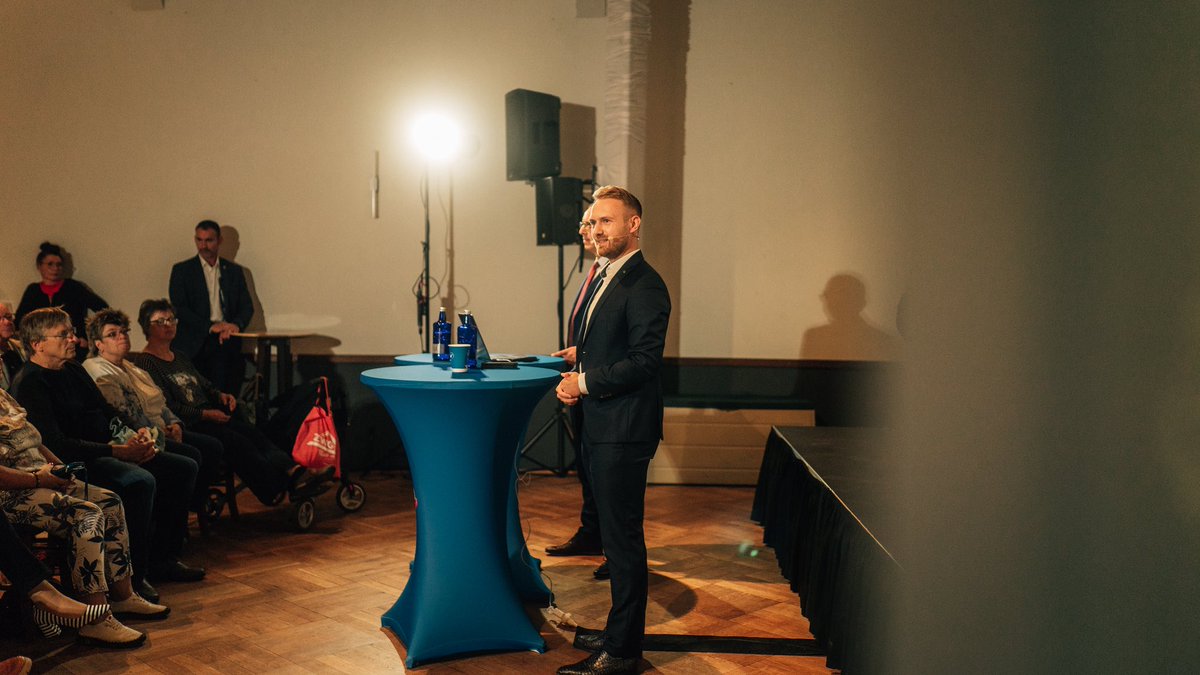 Volle Hütte gestern bei unserem AfD-Infoabend in Zwickau! 💪

Die Kollegen mussten im Minutentakt weitere Stühle dazustellen. 

Das motiviert mich enorm! Wir werden unermüdlich weiter dafür kämpfen, dass unser Land wieder stark wird! 💪

Kämpft mit! 🤝👇
mitmachen.afd.de