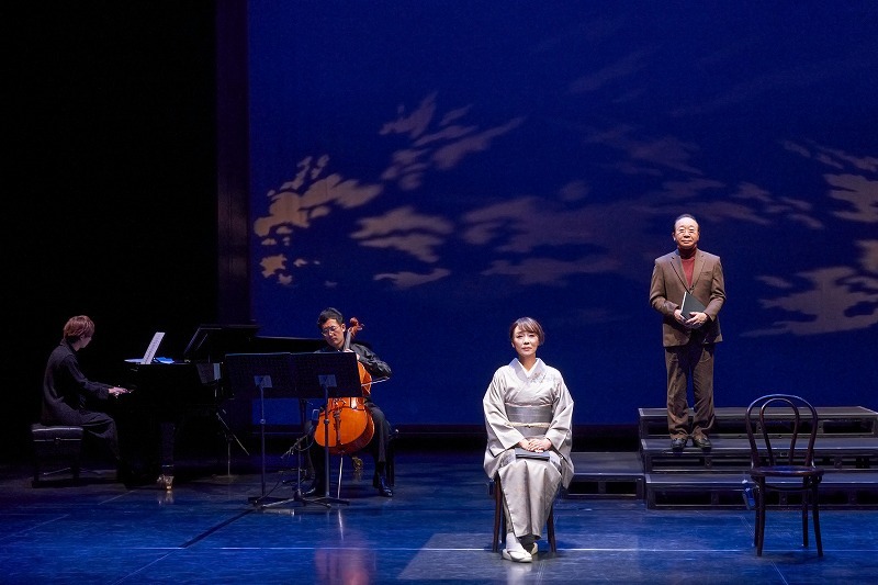 浅野ゆう子×中村梅雀、朗読劇『たとへば君 四十年の恋歌』が開幕　コメント＆舞台写真が到着 spice.eplus.jp/articles/340869