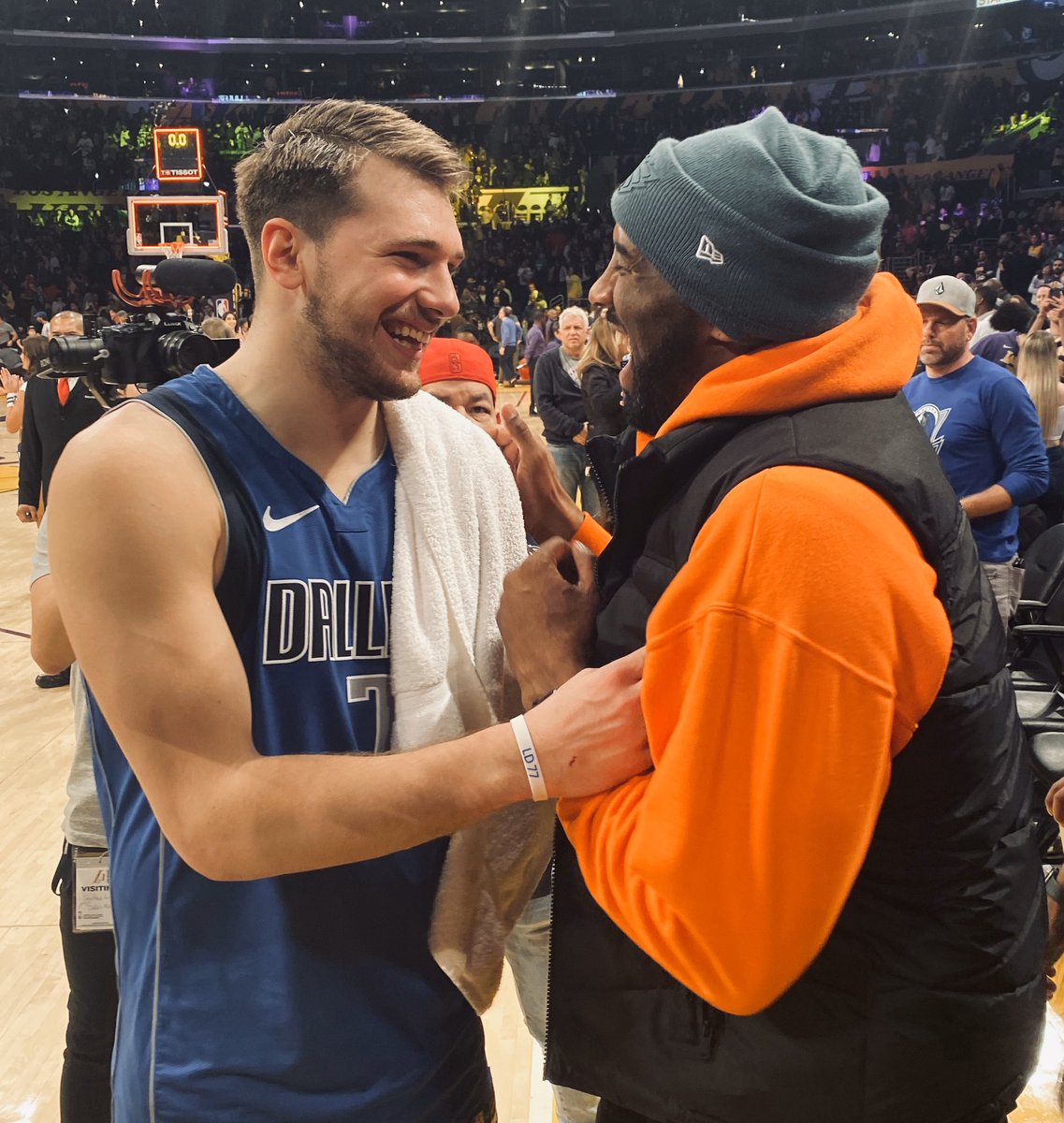 💬 Luka Doncic: "Kobe Bryant, NBA'e gelmeden &ouml;nce dikkatli olmamı &ccedil;&uuml;nk&uuml;  Avrupalı olduğum i&ccedil;in bana y&uuml;kleneceklerini s&ouml;yledi. Haklıydı. Bir ma&ccedil;ta  bana kendi dilimde laf atıyorlardı ve trib&uuml;ne baktığımda Kobe'yi g&ouml;rd&uuml;m.  &Ccedil;ok g&uuml;zel