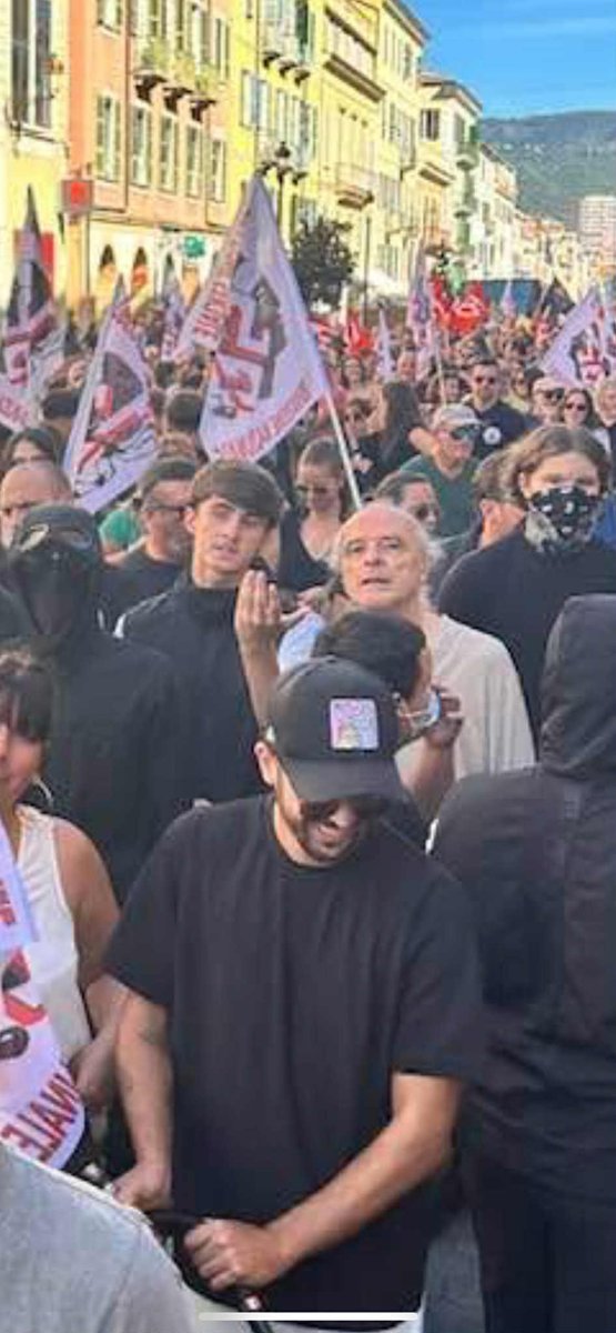 Le Guide Suprême de la LDH au milieu du STC et des jeunes natios . 
Un message à faire passer ? La révolution « sous contrôle « ?