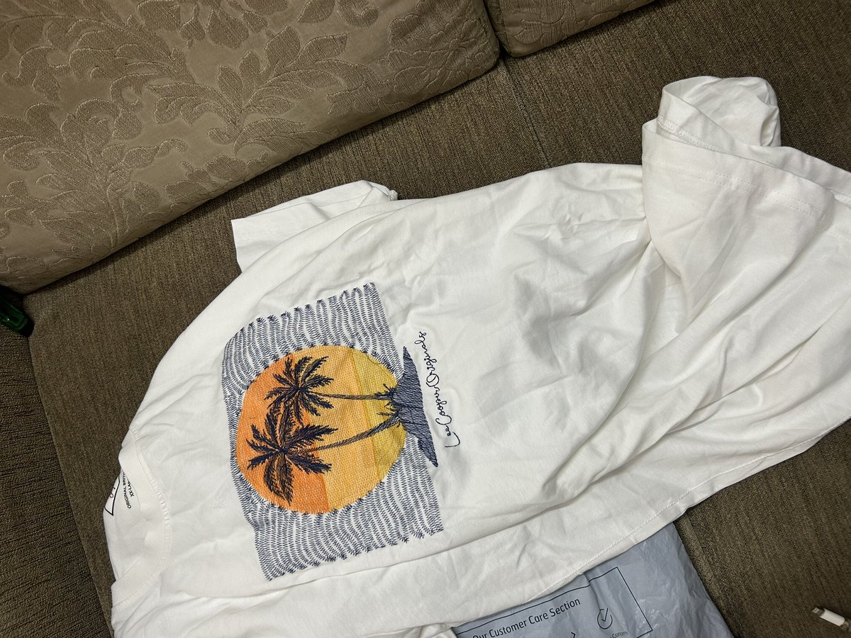 Bhasky77's tweet image. See how @AJIOLife delivers @LeeCooperIn T-shirt.
#worstpackaging
#bitterexperience 
#wrongsize delivered 
#worstexperience 
NEVER ORDER FROM AJIO