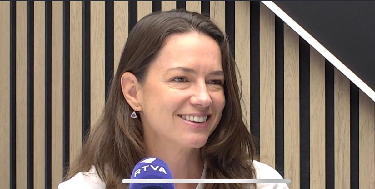 Aquest matí he estat a <a href="/rtvandorra/">RTVA</a> xerrant amb <a href="/gabrielfercoy/">Gabriel Fernàndez</a> sobre llibres, transformacions, impostores, vanitats i amor. Menció especial als grans <a href="/EvaArasa/">Eva Arasa Altimira</a> i <a href="/GalvezCasellas/">David Gálvez Casellas</a>. 
Molt agraïda d’aquest altaveu que anticipa la presentació d’aquesta tarda.
#avuiseràunbondia