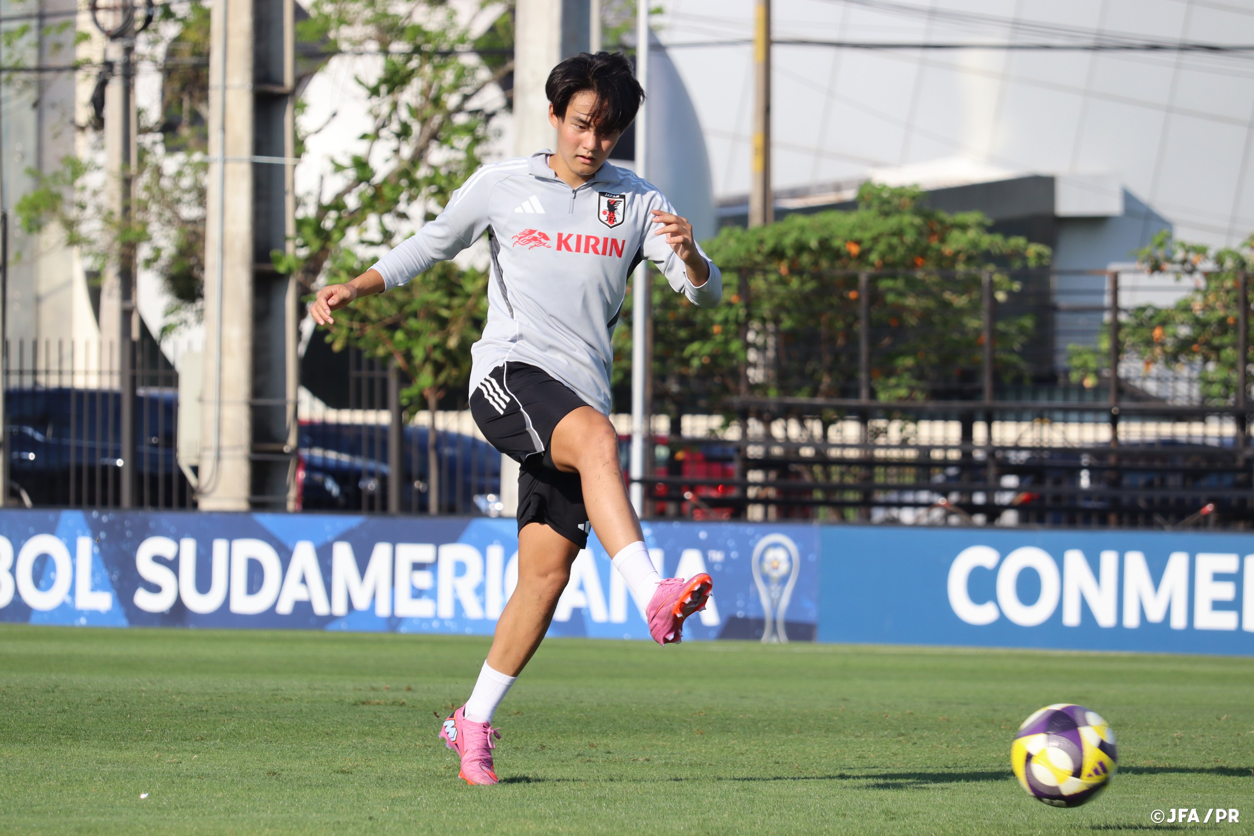 ◼️サッカー◼️フットサル◼️日本代表◼️ナイロンジャケット◼️トレーニング サッカー日本代表 スタッフ トレーニングジャケット