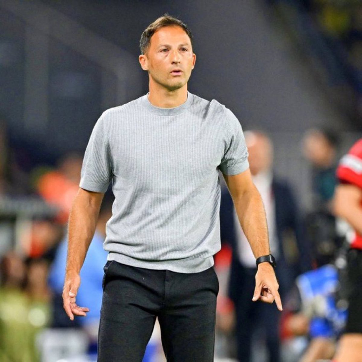 Domenico Tedesco: Taraftarin her zaman herkesi ıslıklama hakları var. Çünkü onlar buraya bilet alarak geliyorlar. Biz sahip olduğumuz her şeye taraftarımız sayesinde.
Fenerbahçe gibi büyük bir takımda oynuyosanız bu tarz durumları kabul etmeniz ve güçlü olmanız gerekiyor.