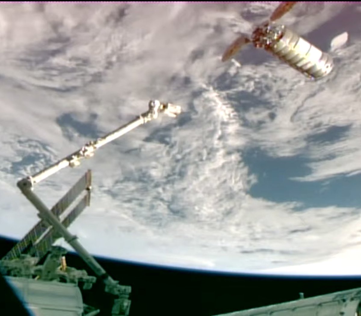 Cmdr_Hadfield's tweet image. Right now, in Earth orbit. @JonnyKimUSA dealing with the pressure of space robotics.