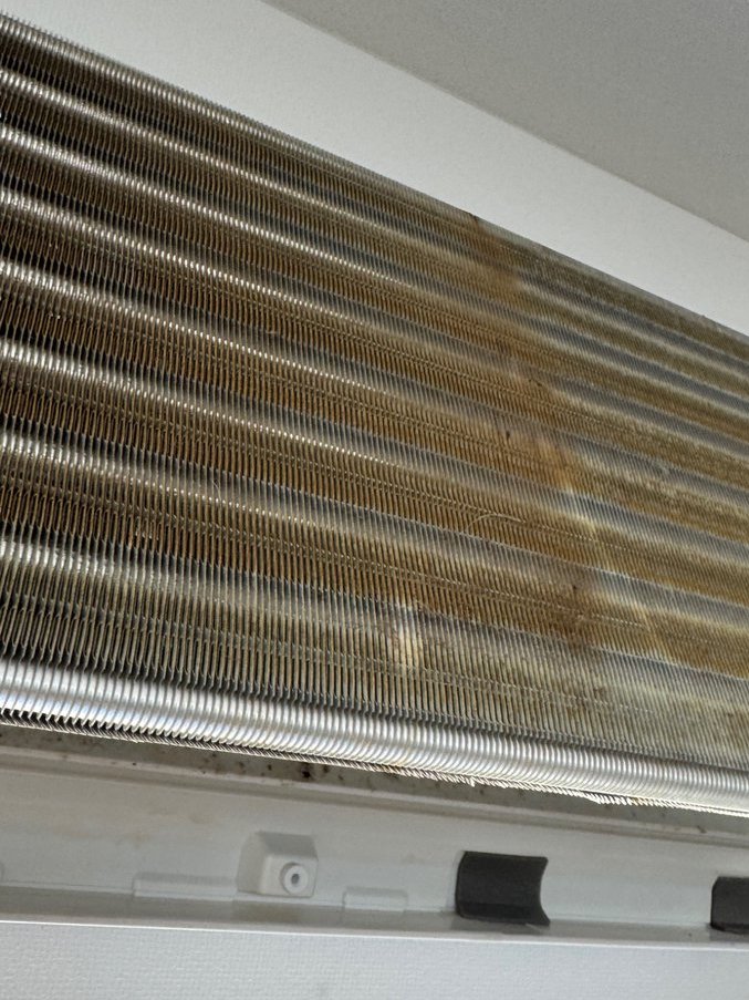 worldcleaner's tweet photo. ヤニ除去です。
でも、部屋自体がタバコ臭になってしまっているし、また吸うし、居住者さんにとって意味があるのか？、モヤモヤが拭えないパターンです。
タバコ止めるので！とかなら意義大ですが😌
ところで、ヤニ部屋はもう行かないって昨年宣言した記憶があるけど、ホムペに書くのを忘れてました😅 https://t.co/zo2SQXjh9N