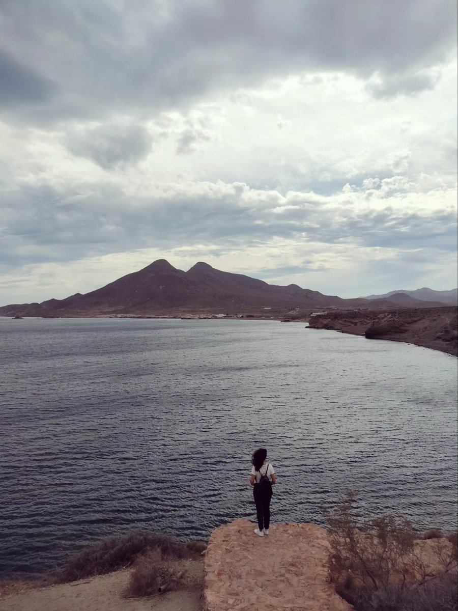 "Las horas que estás por estar
sin llegar a estar nunca contigo...".