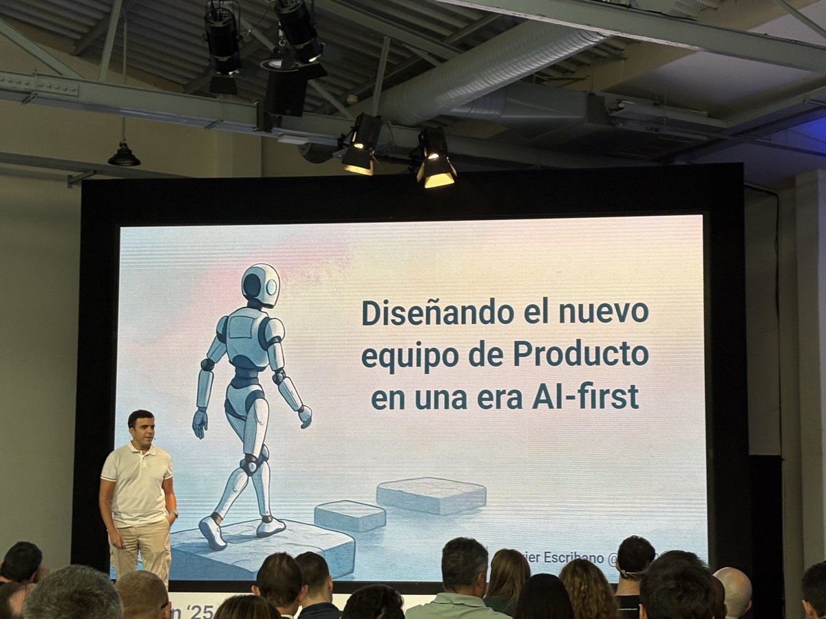 #FredCon25 ⁦<a href="/fesja/">Javier Escribano</a>⁩ nos va a contar cómo utilizar la IA para diseñar un equipo de producto. Muy interesante y actual. Con ejemplos de ayer!!!