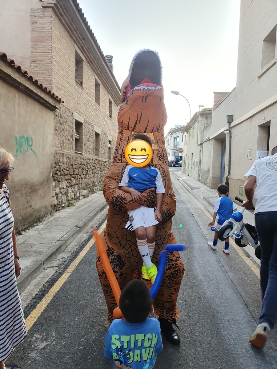 El lunes también tuve un cumpleaños y aparte de magia, también tenemos disfraces de animación y globoflexia, si quieres un regalo divertido e inolvidable, más información por privado, gracias

#magotutan #magia #cumpleaños #regalo #espectaculo #actuación  #disfraces #globoflexia