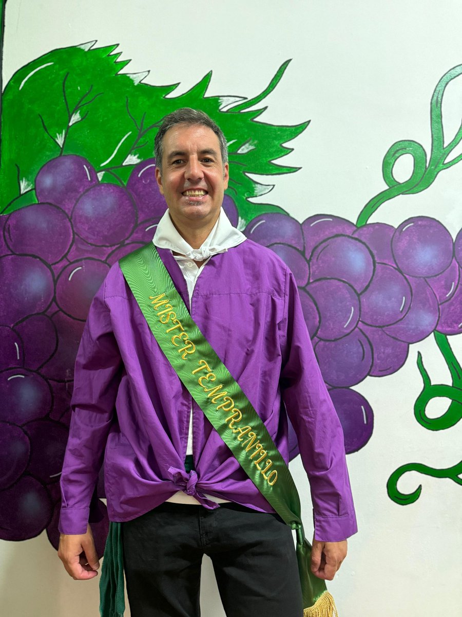 💜 Os presentamos a nuestros Miss Garnacha y Mister Tempranillo 2025!! 👑

Ellos son María y Santiago y nos van a representar en nuestro 10 aniversario y van a disfrutar de las fiestas como nunca!!

Enhorabuena chicos y Felices Fiestas!!🍇🎉

#peñalauva #sanmateo2025 #missymister