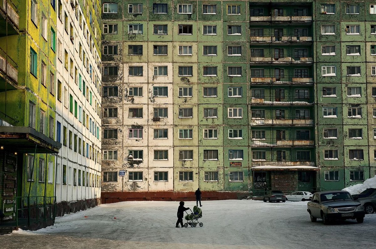 Check deze supercoole serie van fotograaf Elena Chernyshova over het dagelijkse leven in Norilsk, de zwaarst vervuilde stad van Rusland, gelegen in het ijzige noorden van Siberië. 1/5