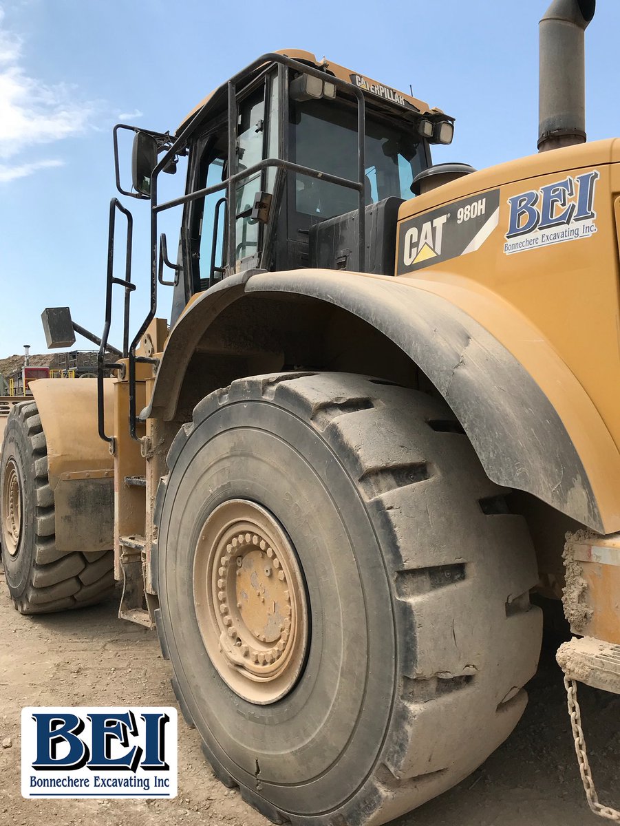bonnechereexc's tweet image. Might have a little dirt on our boots, but that means we’re working hard to produce quality aggregate in the Ottawa Valley for sale to the public and use on our projects. #aggregateproduction #loadingup #renfrewcounty #ottawavalley #constructionlife #tradesrock #thebigblue