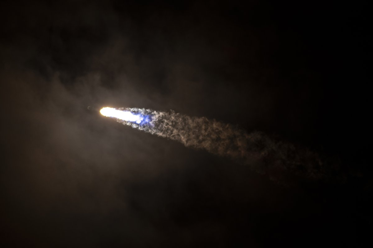 SpaceX's tweet image. Falcon 9 launches 28 @Starlink satellites from Florida