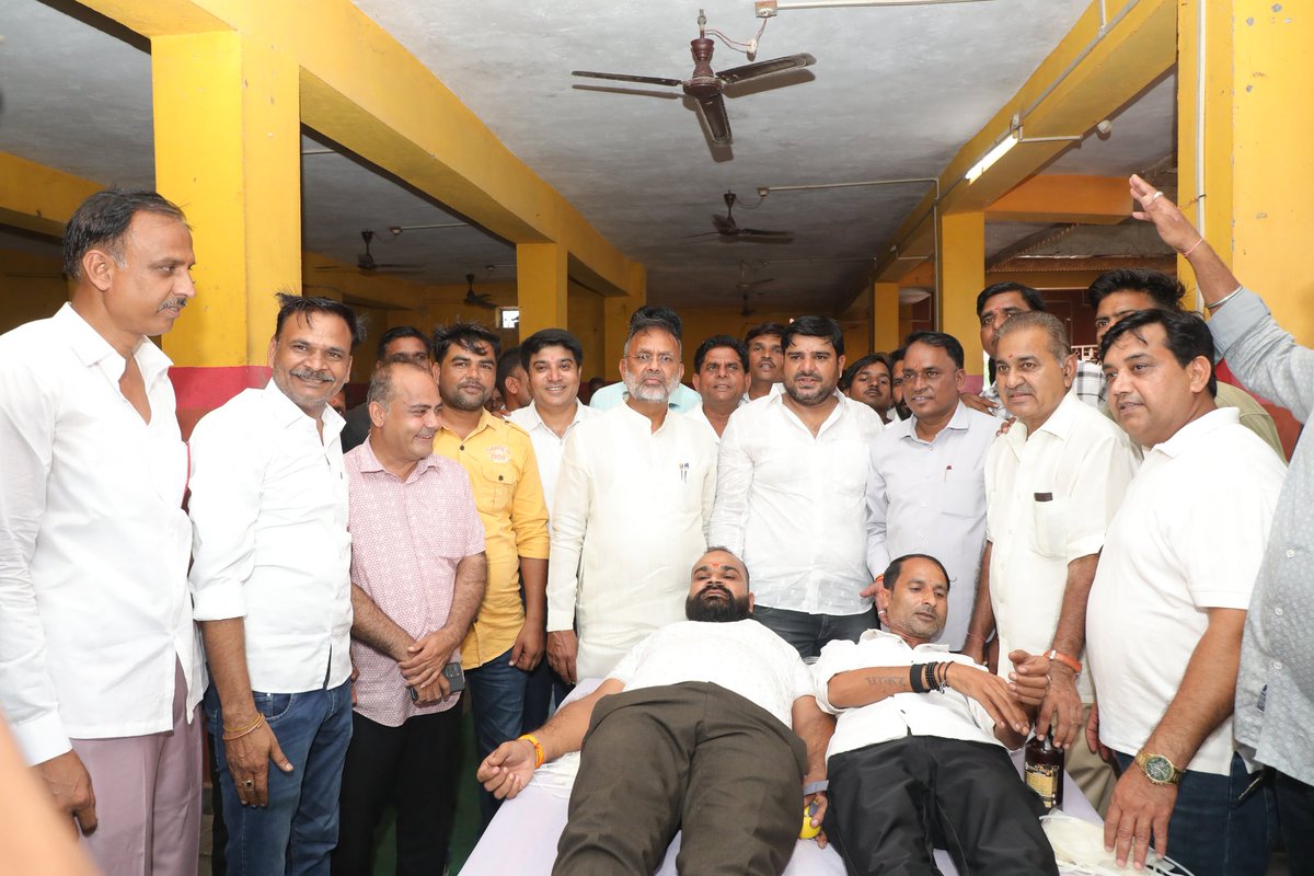 "रक्तदान - महादान"

यशस्वी प्रधानमंत्री आदरणीय श्री नरेंद्र मोदी जी के 75 वें जन्मदिन के शुभ अवसर पर #सेवा_पखवाड़ा अभियान के अंतर्गत विधानसभा क्षेत्र के 📍 ग्राम लक्ष्मीपुरा में भाजपा सांगोद देहात मण्डल की और से आयोजित स्वैच्छिक रक्तदान शिविर में 'नर सेवा - नारायण सेवा' के संकल्प