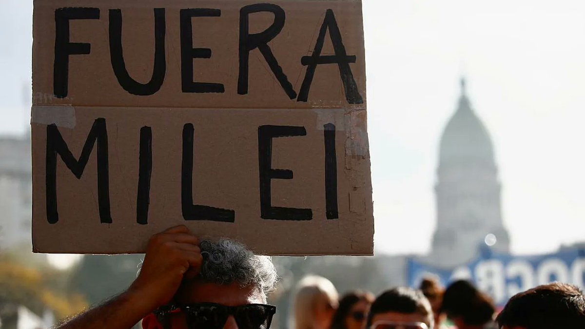 政治危机困扰米莱，阿根廷央行抛售美元支撑比索】 由于比索跌至汇率区间下限，阿根廷央行自总统米莱4月部分放开汇率以来首次直接干预汇市。|  https://t.co/FBC5ADJcIf