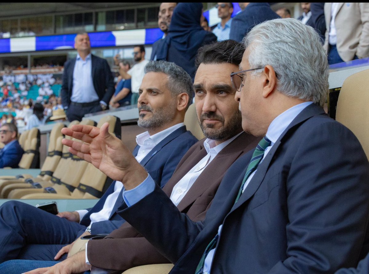 في مباريات الهلال الخارجية 
- تأجيل مبارياته 
- السماح للموظفين بالخروج الساعه ١٢ لمشاهدة مباراة الهلال

- شاشات تم تركيبها في المجمعات التجارية و البوليفارد

- موظفي الاتحاد السعودي ووزير الرياضة وموظفيه برفقة نادي الهلال !

الاهلي لادعم ولاتأجيل وحتي النقل محظور
<a href="/AbdulazizTF/">عبدالعزيز بن تركي الفيصل</a>
