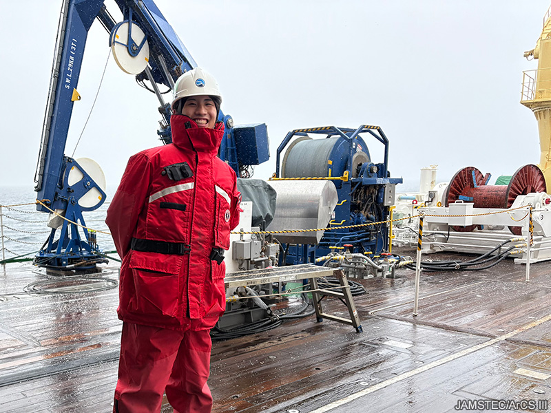JAMSTEC_PR's tweet image. 🧊北極海からのメッセージ　#みらい北極航海2025 #みらいtheFINAL #ArCS_III
2025年9月11日
初の「みらい」乗船！アイスランドに留学した際、地球温暖化が最も進む北極域の問題について現地で学んだ経験から、北極域のリアルを自分の目で確かめたいと強く感じ、「みらい」に乗船する決意を固めました。…