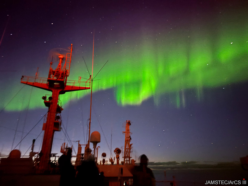 JAMSTEC_PR's tweet image. 🧊北極海からのメッセージ　#みらい北極航海2025 #みらいtheFINAL #ArCS_III
2025年9月11日
初の「みらい」乗船！アイスランドに留学した際、地球温暖化が最も進む北極域の問題について現地で学んだ経験から、北極域のリアルを自分の目で確かめたいと強く感じ、「みらい」に乗船する決意を固めました。…