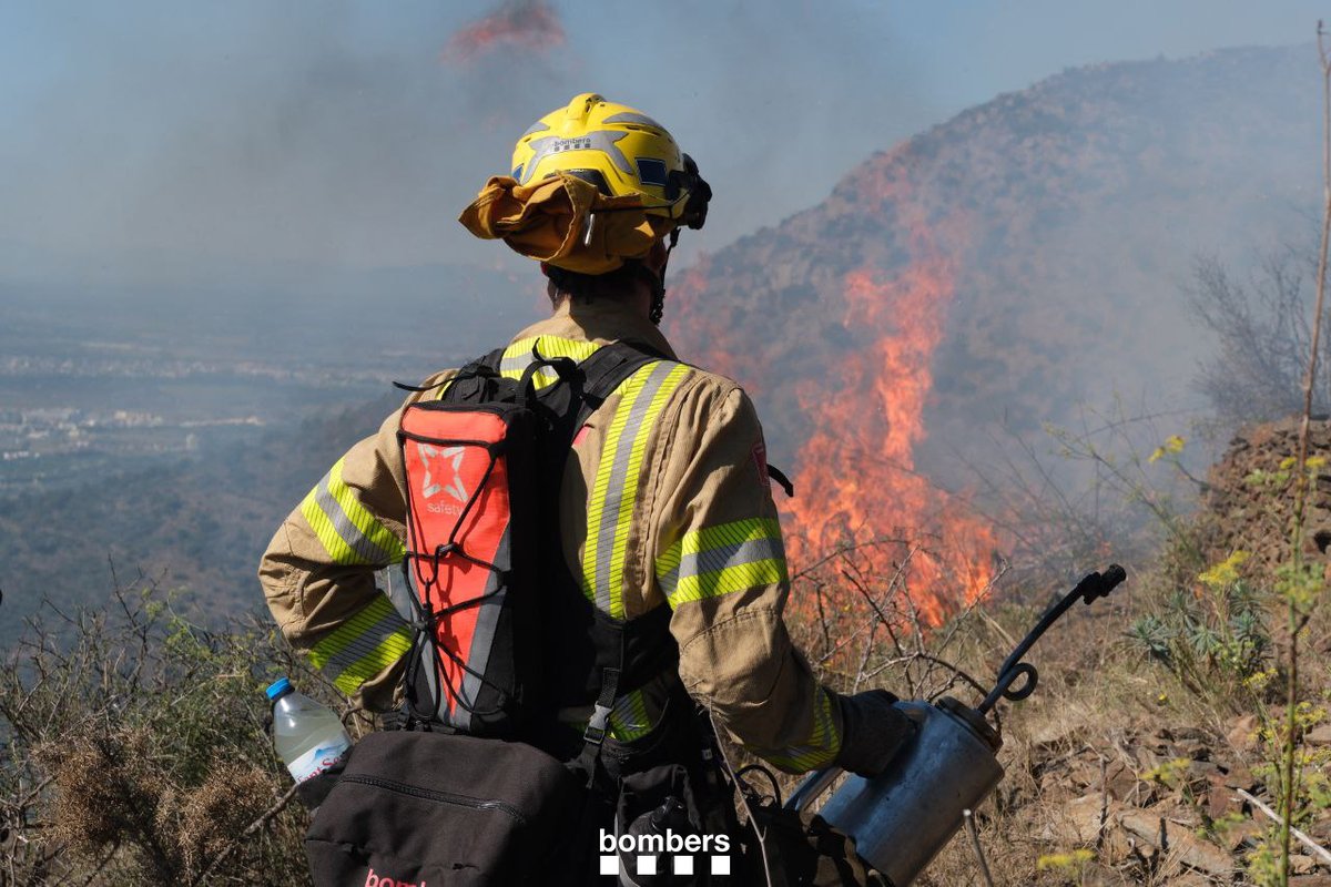 bomberscat's tweet image. Aquest setembre, #bomberscat hem iniciat el període de cremes prescrites #rxfire. Amb actuacions d&apos;aquest tipus gestionem el combustible a determinats Punts Estratègics de Gestió (PEG). Avui hem cremat a Mas Fumats (📸) i a Santa Maria d&apos;Oló

#GRAF #EPAF