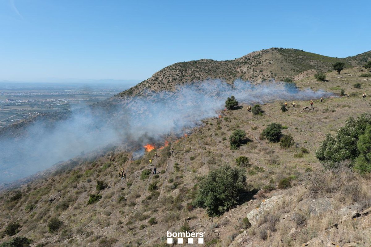 bomberscat's tweet image. Aquest setembre, #bomberscat hem iniciat el període de cremes prescrites #rxfire. Amb actuacions d&apos;aquest tipus gestionem el combustible a determinats Punts Estratègics de Gestió (PEG). Avui hem cremat a Mas Fumats (📸) i a Santa Maria d&apos;Oló

#GRAF #EPAF