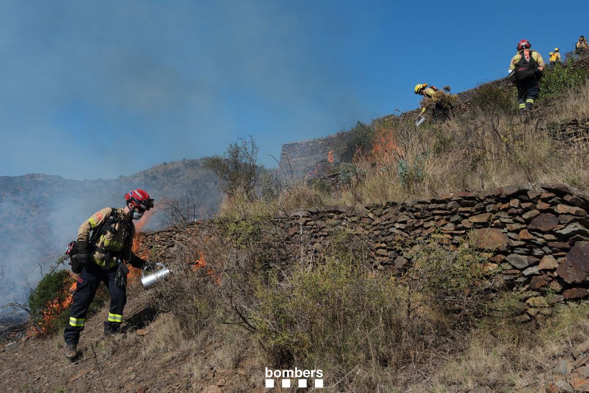 bomberscat's tweet image. Aquest setembre, #bomberscat hem iniciat el període de cremes prescrites #rxfire. Amb actuacions d&apos;aquest tipus gestionem el combustible a determinats Punts Estratègics de Gestió (PEG). Avui hem cremat a Mas Fumats (📸) i a Santa Maria d&apos;Oló

#GRAF #EPAF