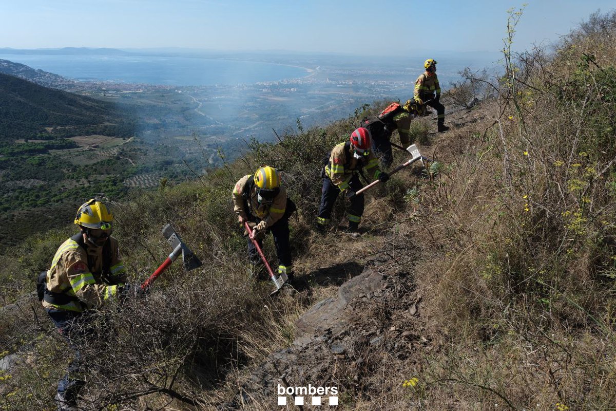 bomberscat's tweet image. Aquest setembre, #bomberscat hem iniciat el període de cremes prescrites #rxfire. Amb actuacions d&apos;aquest tipus gestionem el combustible a determinats Punts Estratègics de Gestió (PEG). Avui hem cremat a Mas Fumats (📸) i a Santa Maria d&apos;Oló

#GRAF #EPAF