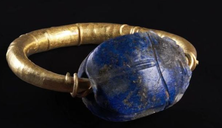 #مصر : تتواصل عمليات البحث عن سوار ذهبي ملكي مفقود يعود تاريخه إلى 3 آلاف عام اختفى من المتحف المصري. فقد أُعلن اختفاء سوار ذهب مرصع بخرز من اللازورد يعود للملك أمنمؤوبي من معامل الترميم بالمتحف المصري وجرى إرسال صور للسوار إلى المطارات والموانئ والمنافذ الحدودية لمنع تهريبه.