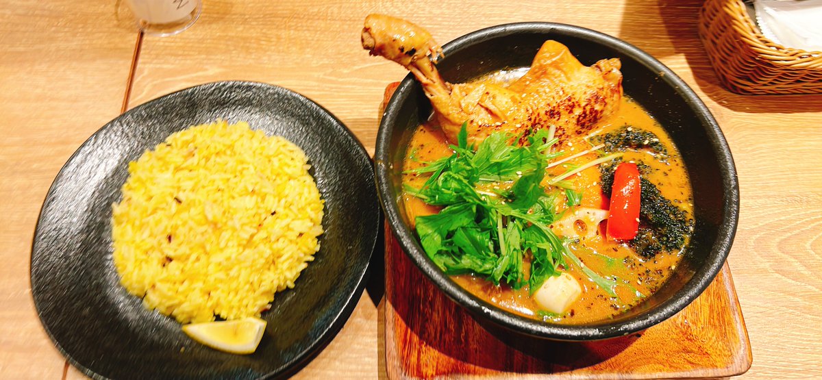 スープカレーGARAKUが新千歳空港にあった。やわらかチキンレッグと野菜の辛味無し食べた。辛くなくて美味しかった。けど朝に食べたパフェがまだ残ってて食べ切るの大変だった。