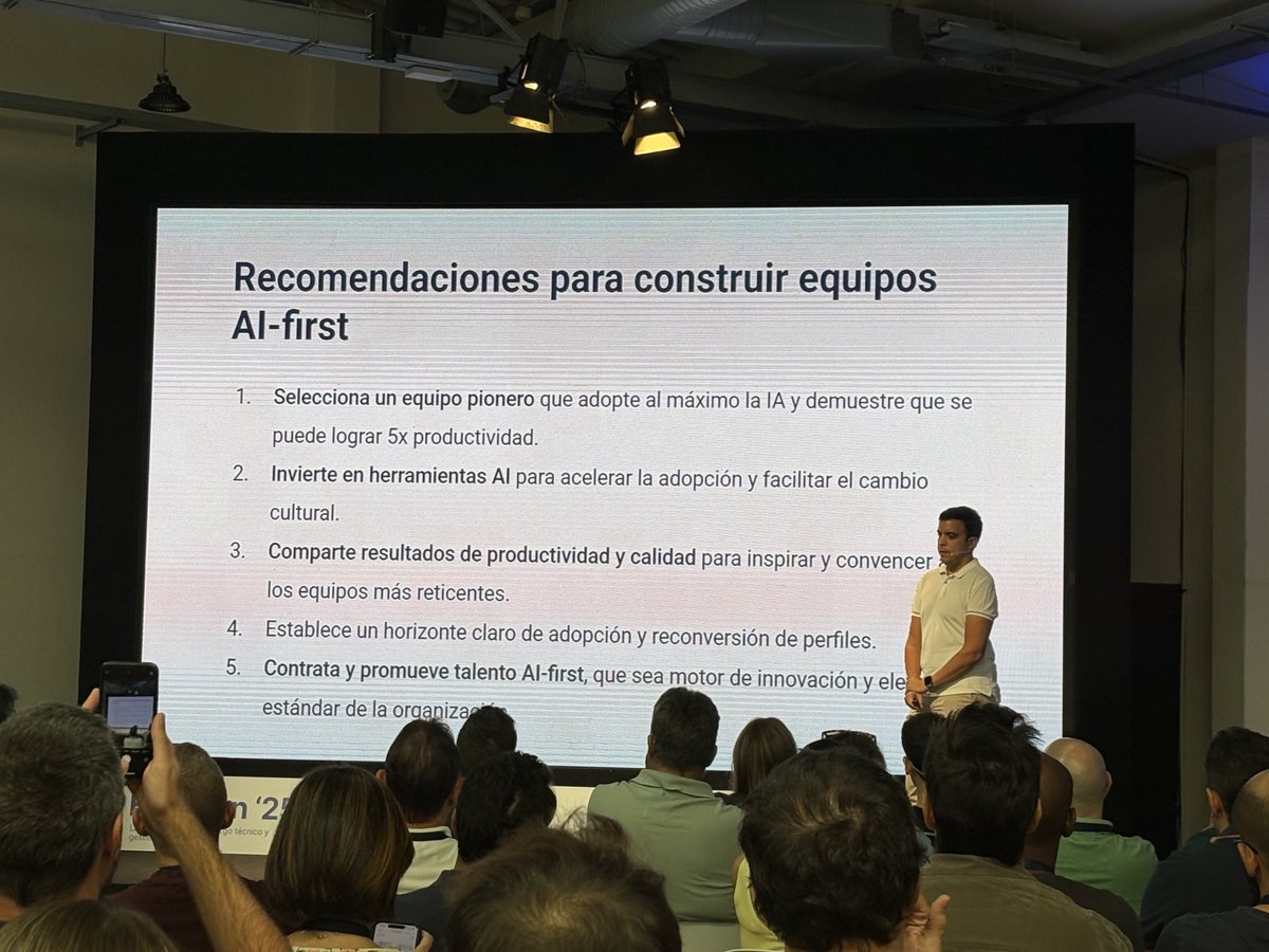 Y aquí van las recomendaciones finales de ⁦<a href="/fesja/">Javier Escribano</a>⁩ para construir equipos AI-first. #fredcon25