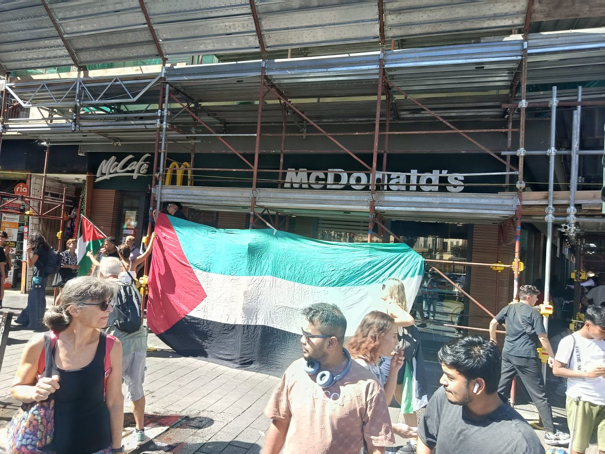 frontiere_zero's tweet image. Today in our neighbourhood we are striking for Palestine. We blocked the entrance of Mcdonald&apos;s. No more blooded brugers!

#StrikeForGaza
#Rome
#Italy
#Torpignattara 
#FreePalestine