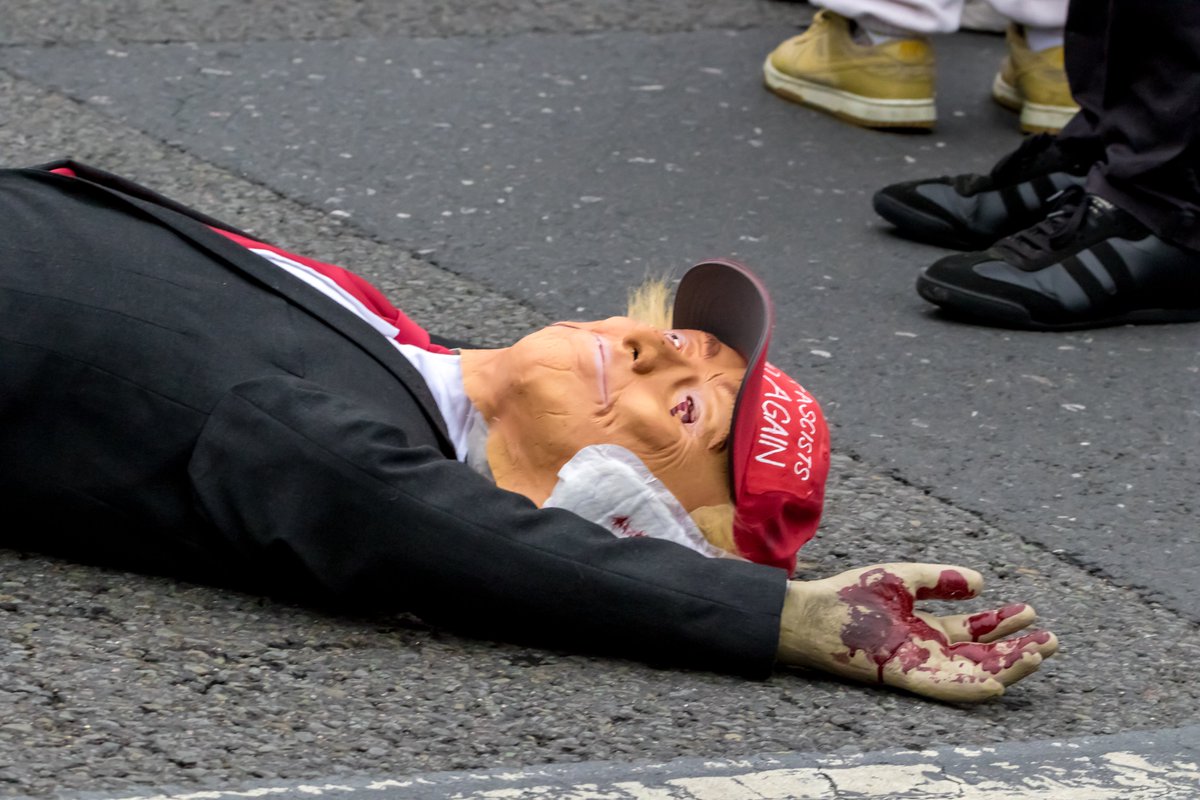 apoliticaleye's tweet photo. @leeharris When even those of the left who were there were a little uncomfortable with this, then  perhaps a line was crossed. https://t.co/vthxuoqR7f